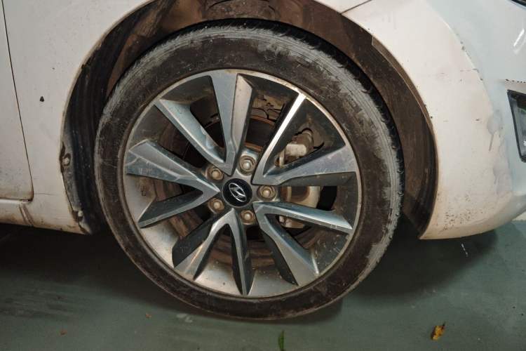 Used Hyundai Elantra (5th Generation / Langdong) 2015 1.6L Automatic Luxury Model Right Front Wheel Hub