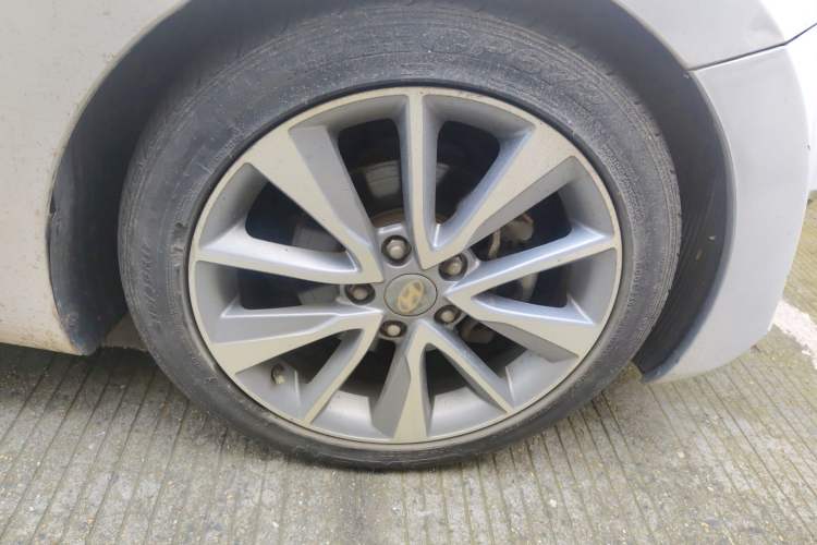 Used Hyundai Elantra (5th Generation / Langdong) 2015 1.6L Automatic Fashion Model Right Front Wheel Hub