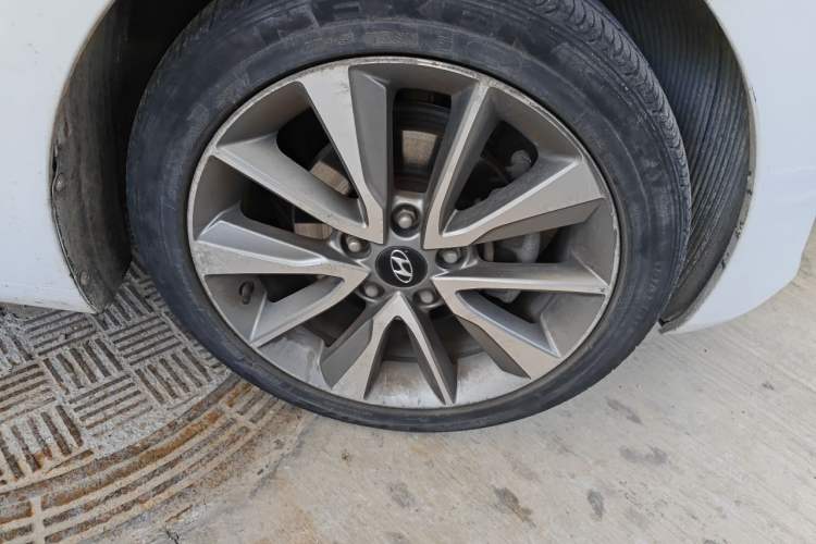 Used Hyundai Elantra (5th Generation / Langdong) 2015 1.6L Automatic Leading Model Right Front Wheel Hub