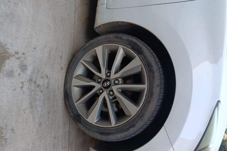 Used Hyundai Elantra (5th Generation / Langdong) 2015 1.6L Automatic Leading Model Right Front Wheel Hub