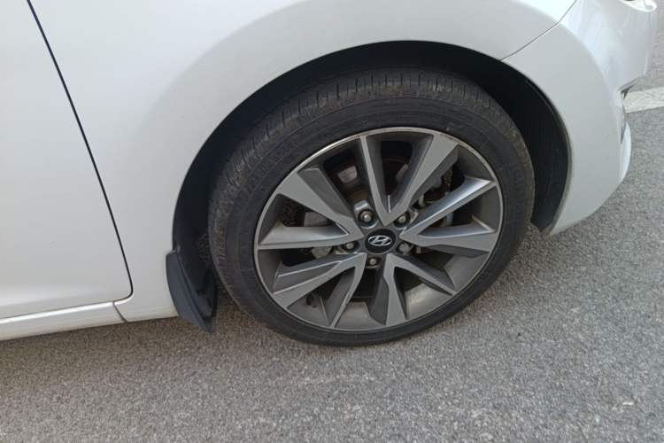 Used Hyundai Elantra (5th Generation / Langdong) 2015 1.6L Automatic Luxury Model Right Front Wheel Hub
