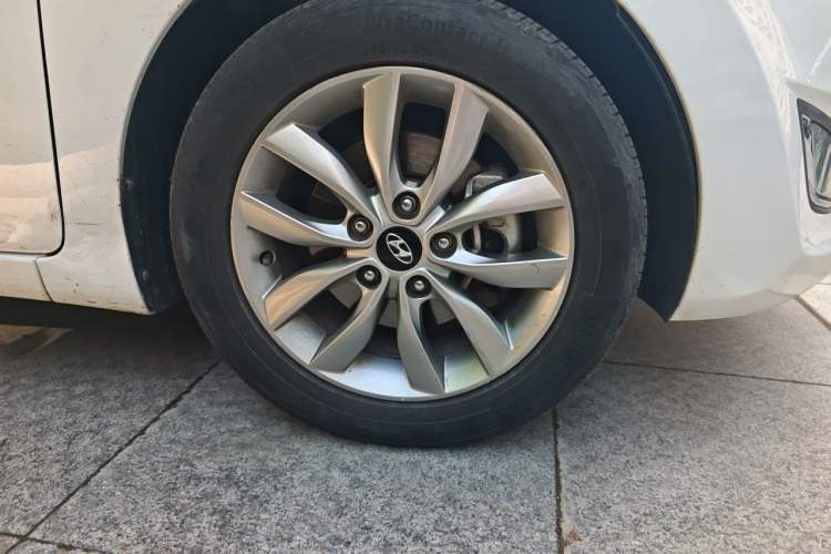 Used Hyundai Elantra (5th Generation / Langdong) 2015 1.6L Automatic Fashion Model Right Front Wheel Hub