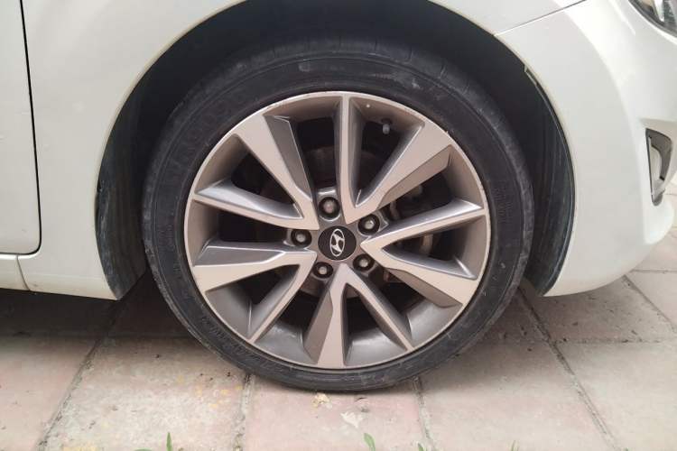 Used Hyundai Elantra (5th Generation / Langdong) 2015 1.6L Automatic Luxury Model Right Front Wheel Hub