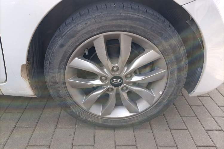 Used Hyundai Elantra (5th Generation / Langdong) 2015 1.6L Automatic Fashion Model Right Front Wheel Hub