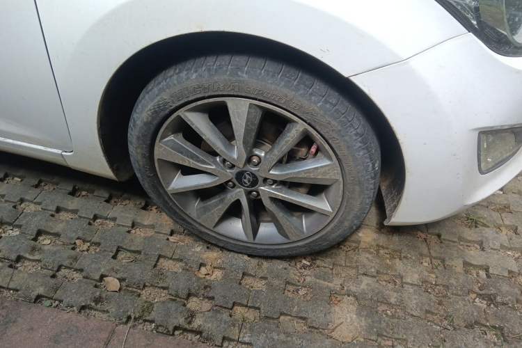Used Hyundai Elantra (5th Generation / Langdong) 2015 1.6L Automatic Leading Model Right Front Wheel Hub