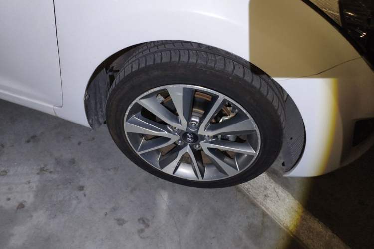 Used Hyundai Elantra (5th Generation / Langdong) 2015 1.6L Automatic Leading Model Right Front Wheel Hub