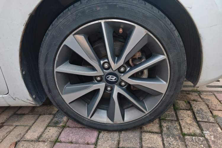 Used Hyundai Elantra (5th Generation / Langdong) 2015 1.6L Automatic Luxury Model Right Front Wheel Hub