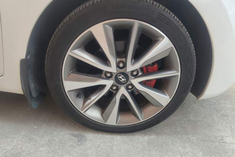 Used Hyundai Elantra (5th Generation / Langdong) 2015 1.6L Automatic Luxury Model Right Front Wheel Hub