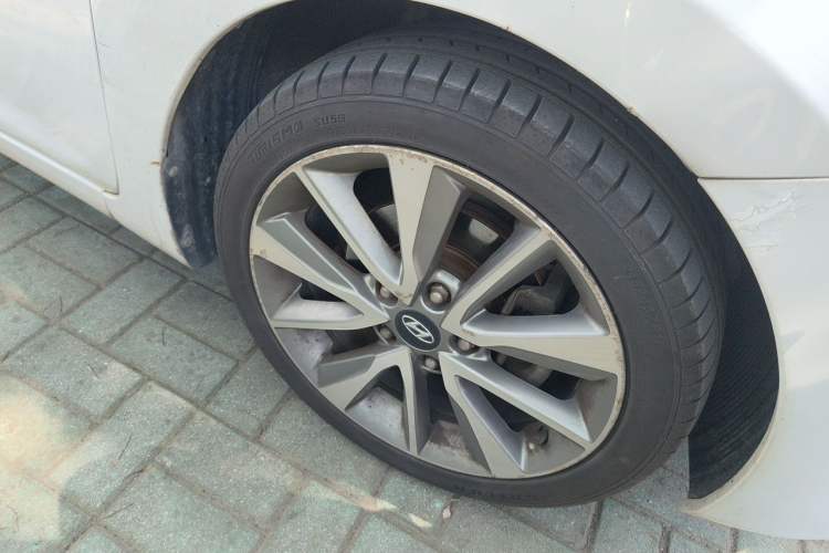 Used Hyundai Elantra (5th Generation / Langdong) 2015 1.6L Automatic Leading Model Right Front Wheel Hub