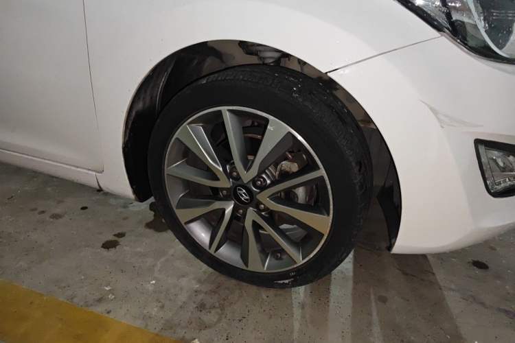 Used Hyundai Elantra (5th Generation / Langdong) 2015 1.6L Automatic Leading Model Right Front Wheel Hub