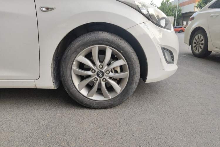 Used Hyundai Elantra (5th Generation / Langdong) 2015 1.6L Automatic Fashion Model Right Front Wheel Hub