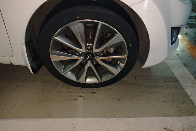 Used Hyundai Elantra (5th Generation / Langdong) 2015 1.6L Automatic Luxury Model Right Front Wheel Hub