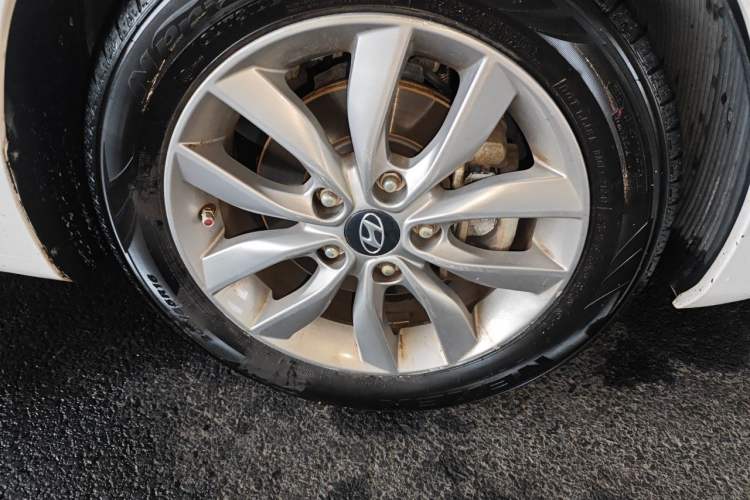 Used Hyundai Elantra (5th Generation / Langdong) 2015 1.6L Manual Leading Model Right Front Wheel Hub