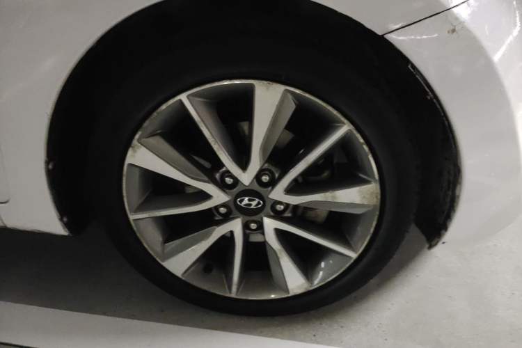 Used Hyundai Elantra (5th Generation / Langdong) 2015 1.6L Automatic Leading Model Right Front Wheel Hub