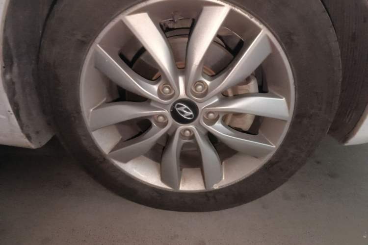 Used Hyundai Elantra (5th Generation / Langdong) 2015 1.6L Automatic Fashion Model Right Front Wheel Hub
