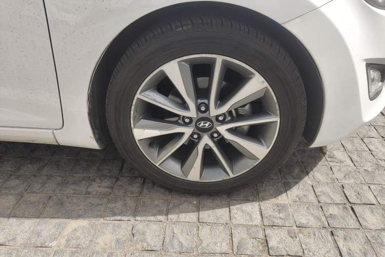 Used Hyundai Elantra (5th Generation / Langdong) 2015 1.6L Automatic Leading Model Right Front Wheel Hub