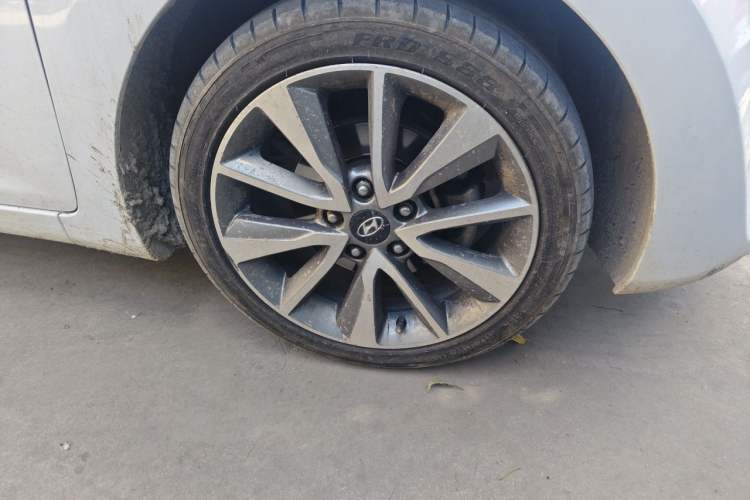 Used Hyundai Elantra (5th Generation / Langdong) 2015 1.6L Automatic Luxury Model Right Front Wheel Hub