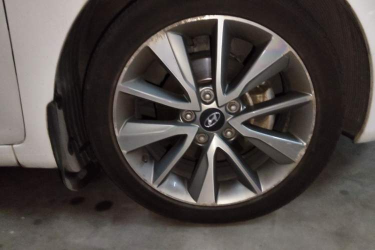 Used Hyundai Elantra (5th Generation / Langdong) 2015 1.6L Automatic Leading Model Right Front Wheel Hub