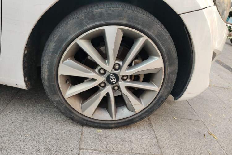 Used Hyundai Elantra (5th Generation / Langdong) 2015 1.6L Automatic Leading Model Right Front Wheel Hub