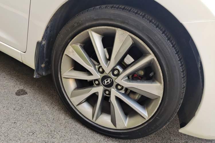Used Hyundai Elantra (5th Generation / Langdong) 2015 1.6L Automatic Luxury Model Right Front Wheel Hub