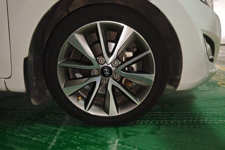 Used Hyundai Elantra (5th Generation / Langdong) 2015 1.6L Automatic Leading Model Right Front Wheel Hub