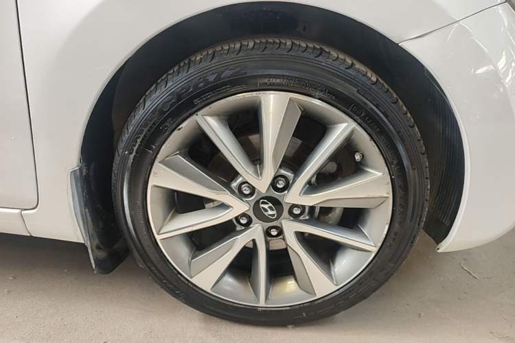Used Hyundai Elantra (5th Generation / Langdong) 2015 1.6L Automatic Leading Model Right Front Wheel Hub
