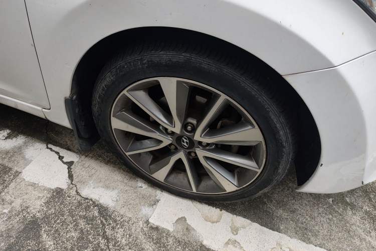 Used Hyundai Elantra (5th Generation / Langdong) 2015 1.6L Automatic Luxury Model Right Front Wheel Hub