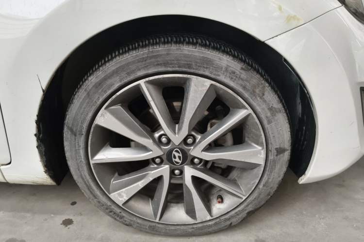 Used Hyundai Elantra (5th Generation / Langdong) 2015 1.6L Automatic Luxury Model Right Front Wheel Hub