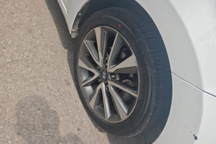 Used Hyundai Elantra (5th Generation / Langdong) 2015 1.6L Automatic Leading Model Right Front Wheel Hub