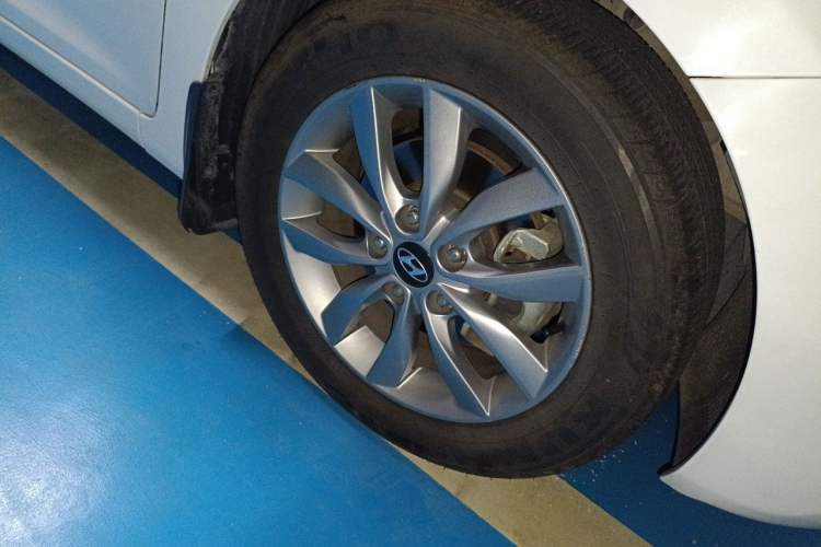 Used Hyundai Elantra (5th Generation / Langdong) 2015 1.6L Automatic Fashion Model Right Front Wheel Hub
