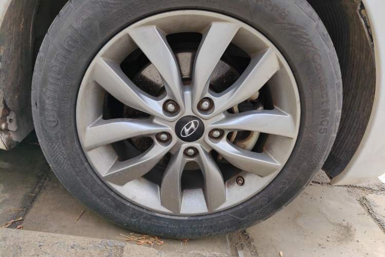 Used Hyundai Elantra (5th Generation / Langdong) 2015 1.6L Automatic Fashion Model Right Front Wheel Hub