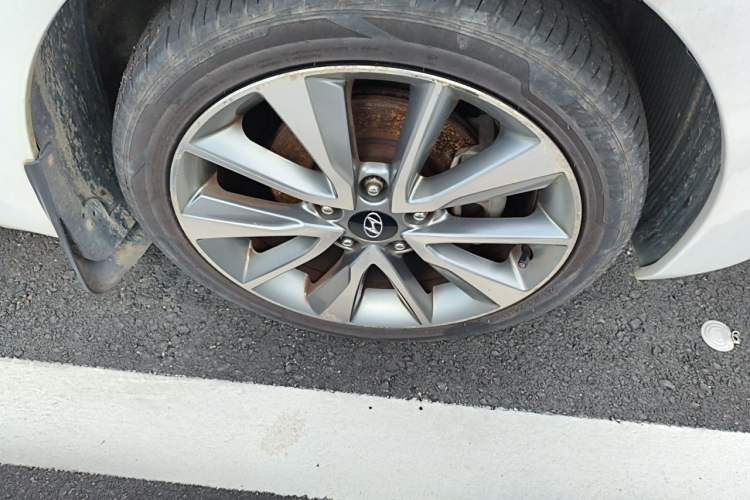 Used Hyundai Elantra (5th Generation / Langdong) 2015 1.6L Automatic Luxury Model Right Front Wheel Hub