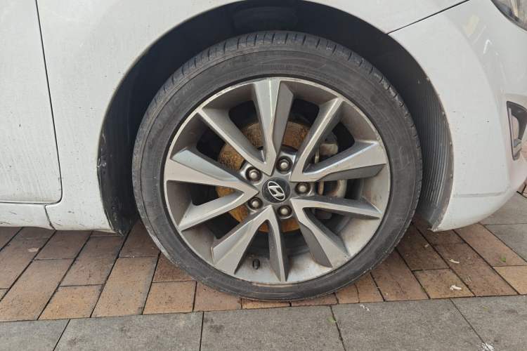 Used Hyundai Elantra (5th Generation / Langdong) 2015 1.6L Automatic Leading Model Right Front Wheel Hub