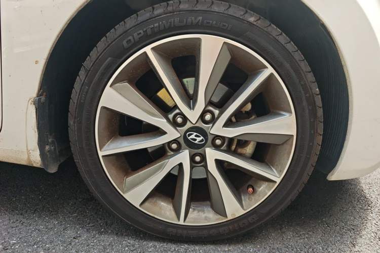 Used Hyundai Elantra (5th Generation / Langdong) 2015 1.6L Automatic Leading Model Right Front Wheel Hub