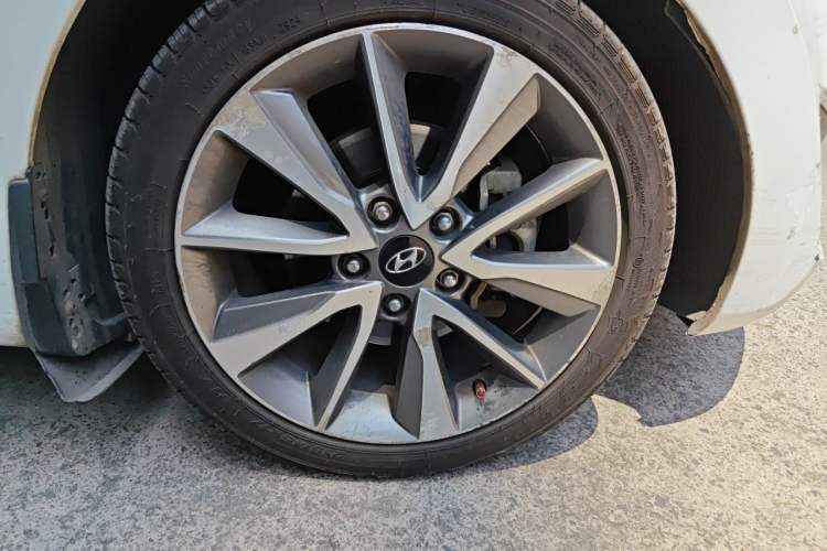 Used Hyundai Elantra (5th Generation / Langdong) 2015 1.6L Automatic Leading Model Right Front Wheel Hub