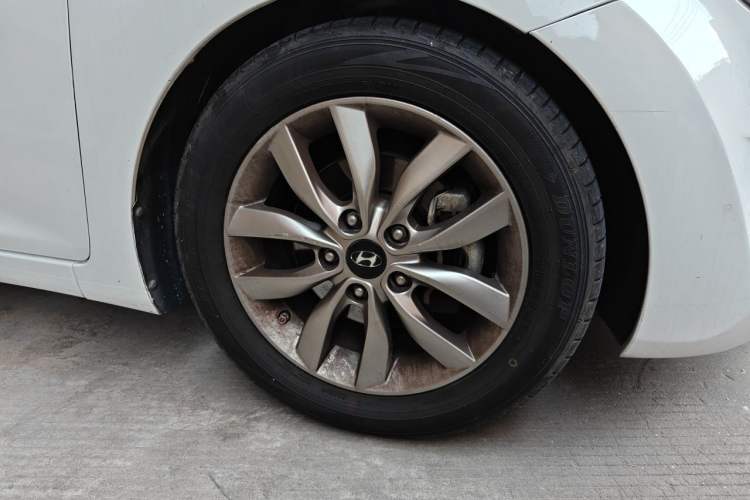 Used Hyundai Elantra (5th Generation / Langdong) 2015 1.6L Automatic Fashion Model Right Front Wheel Hub