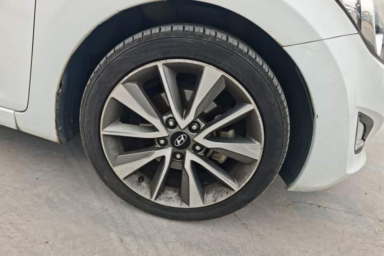 Used Hyundai Elantra (5th Generation / Langdong) 2015 1.6L Automatic Leading Model Right Front Wheel Hub