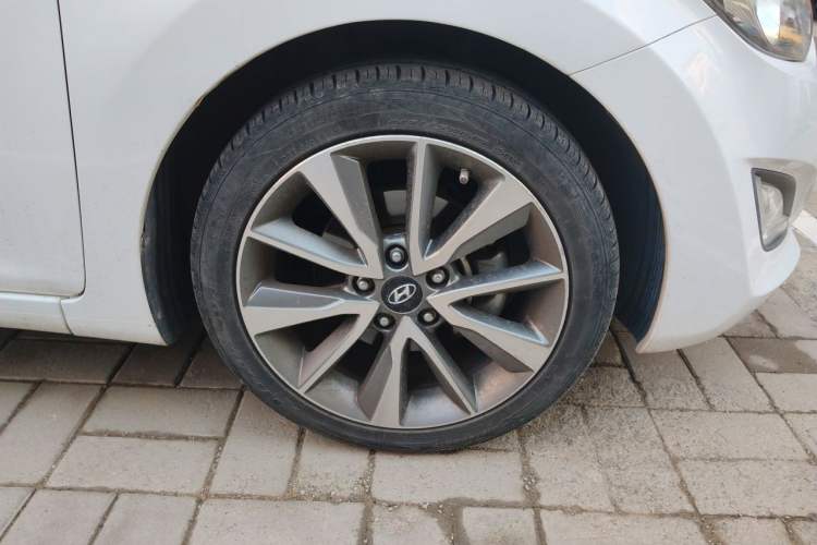 Used Hyundai Elantra (5th Generation / Langdong) 2015 1.6L Automatic Leading Model Right Front Wheel Hub