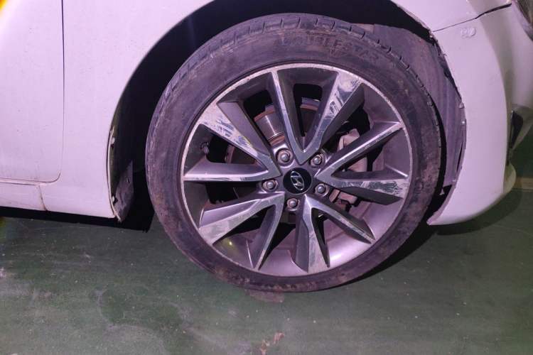 Used Hyundai Elantra (5th Generation / Langdong) 2015 1.6L Automatic Luxury Model Right Front Wheel Hub