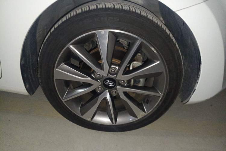 Used Hyundai Elantra (5th Generation / Langdong) 2015 1.6L Automatic Leading Model Right Front Wheel Hub