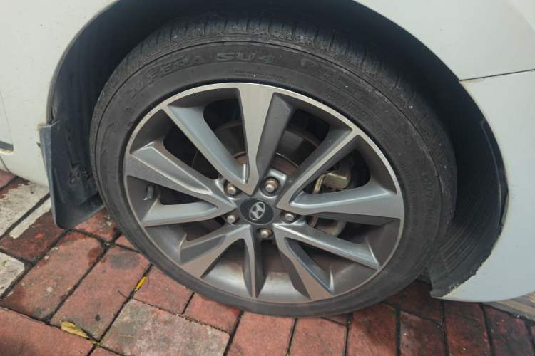 Used Hyundai Elantra (5th Generation / Langdong) 2015 1.6L Automatic Leading Model Right Front Wheel Hub