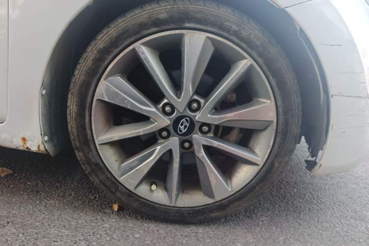 Used Hyundai Elantra (5th Generation / Langdong) 2015 1.6L Automatic Leading Model Right Front Wheel Hub