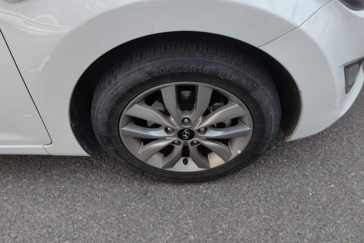 Used Hyundai Elantra (5th Generation / Langdong) 2015 1.6L Automatic Fashion Model Right Front Wheel Hub