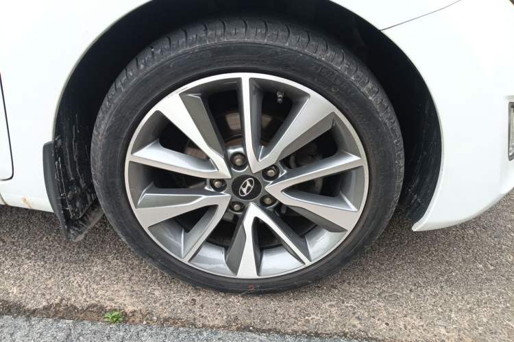 Used Hyundai Elantra (5th Generation / Langdong) 2015 1.6L Automatic Leading Model Right Front Wheel Hub