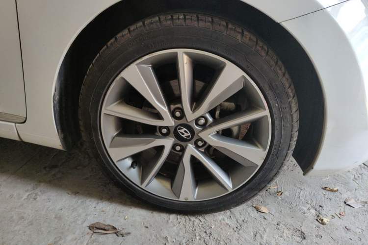 Used Hyundai Elantra (5th Generation / Langdong) 2015 1.6L Automatic Leading Model Right Front Wheel Hub