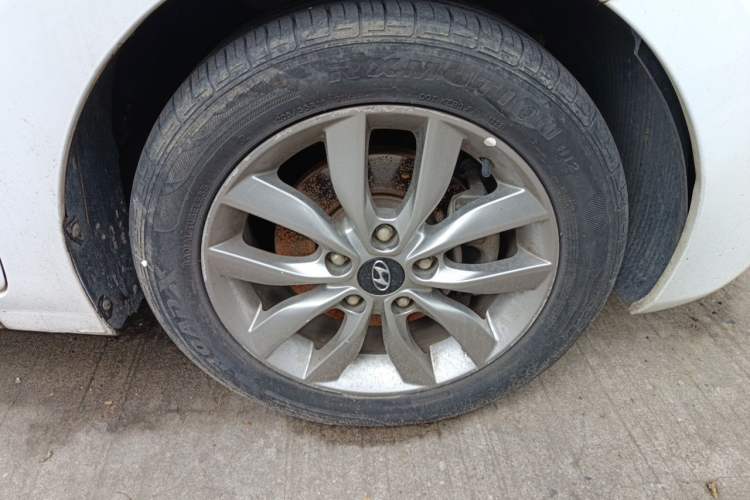 Used Hyundai Elantra (5th Generation / Langdong) 2015 1.6L Automatic Leading Model Right Front Wheel Hub