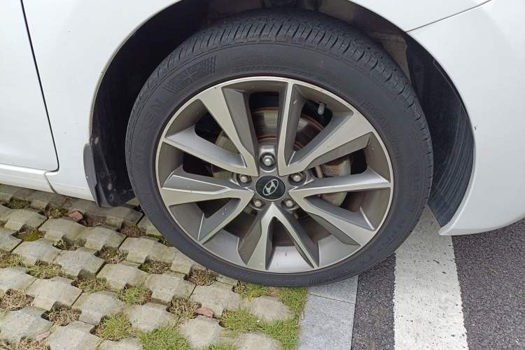 Used Hyundai Elantra (5th Generation / Langdong) 2015 1.6L Automatic Leading Model Right Front Wheel Hub