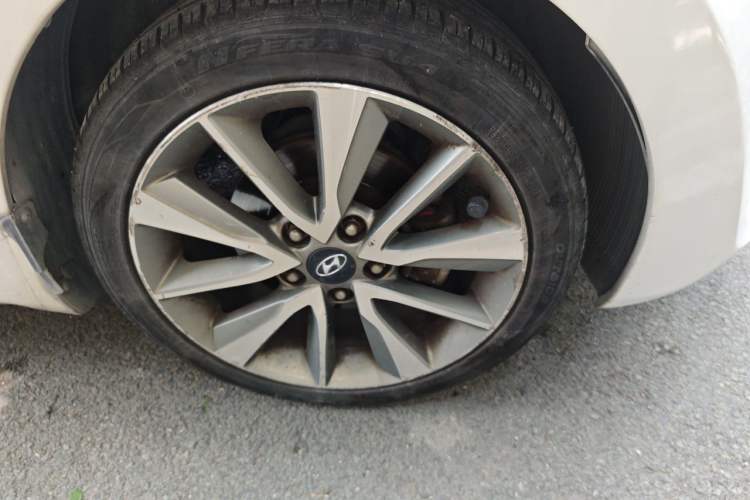 Used Hyundai Elantra (5th Generation / Langdong) 2015 1.6L Automatic Leading Model Right Front Wheel Hub