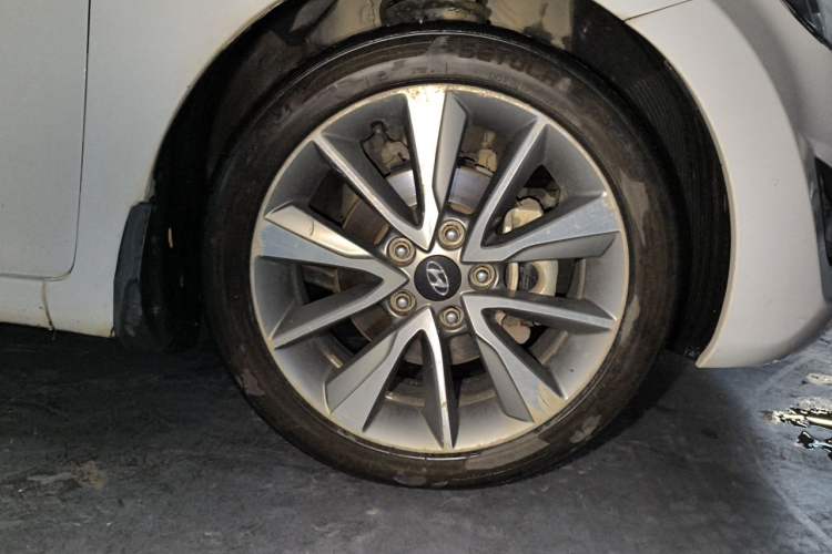 Used Hyundai Elantra (5th Generation / Langdong) 2015 1.6L Automatic Leading Model Right Front Wheel Hub