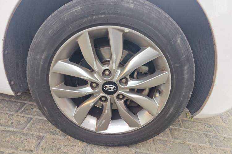 Used Hyundai Elantra (5th Generation / Langdong) 2015 1.6L Automatic Fashion Model Right Front Wheel Hub